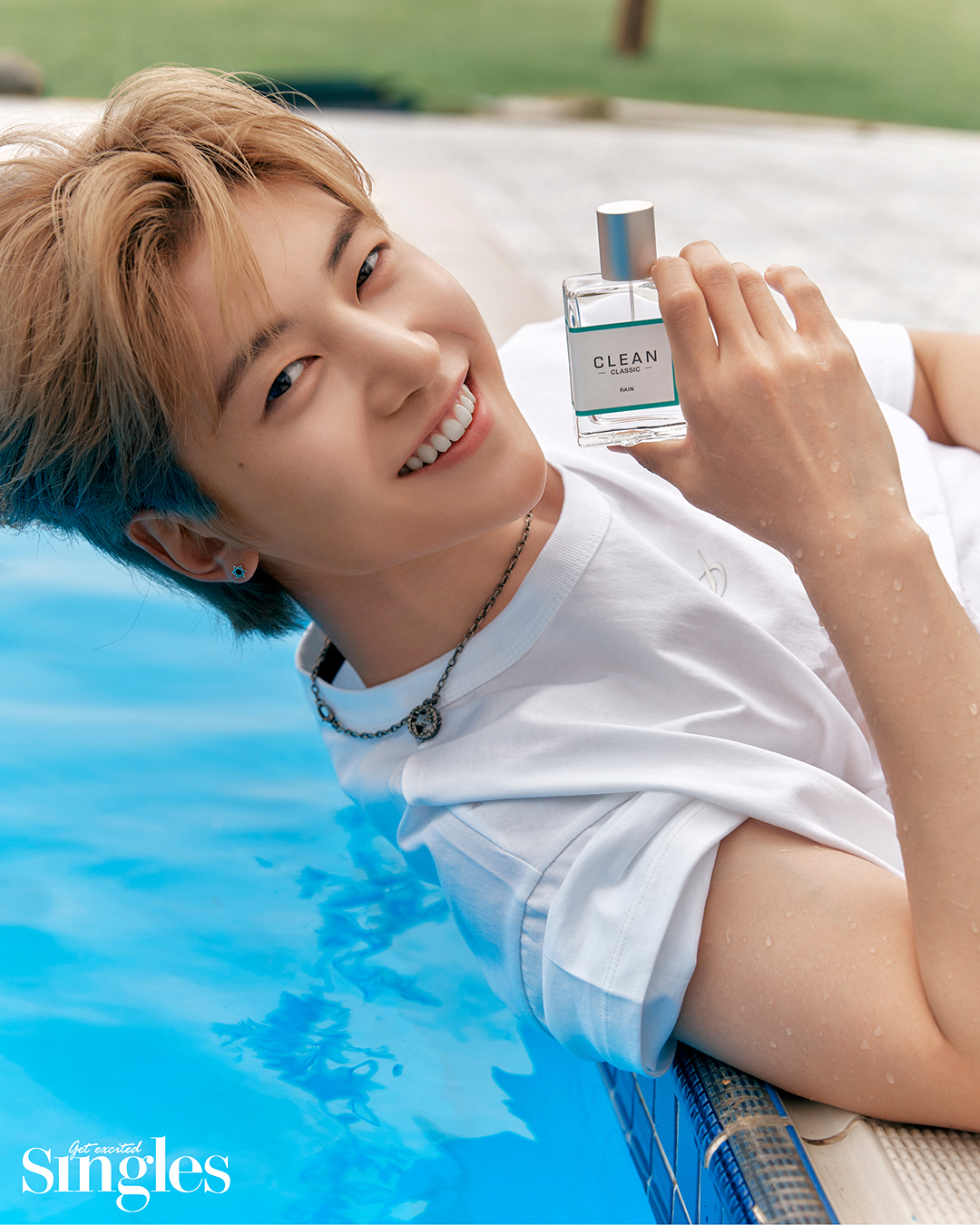 매튜가 클린의 향수와 함께 촬영한 싱글즈 화보